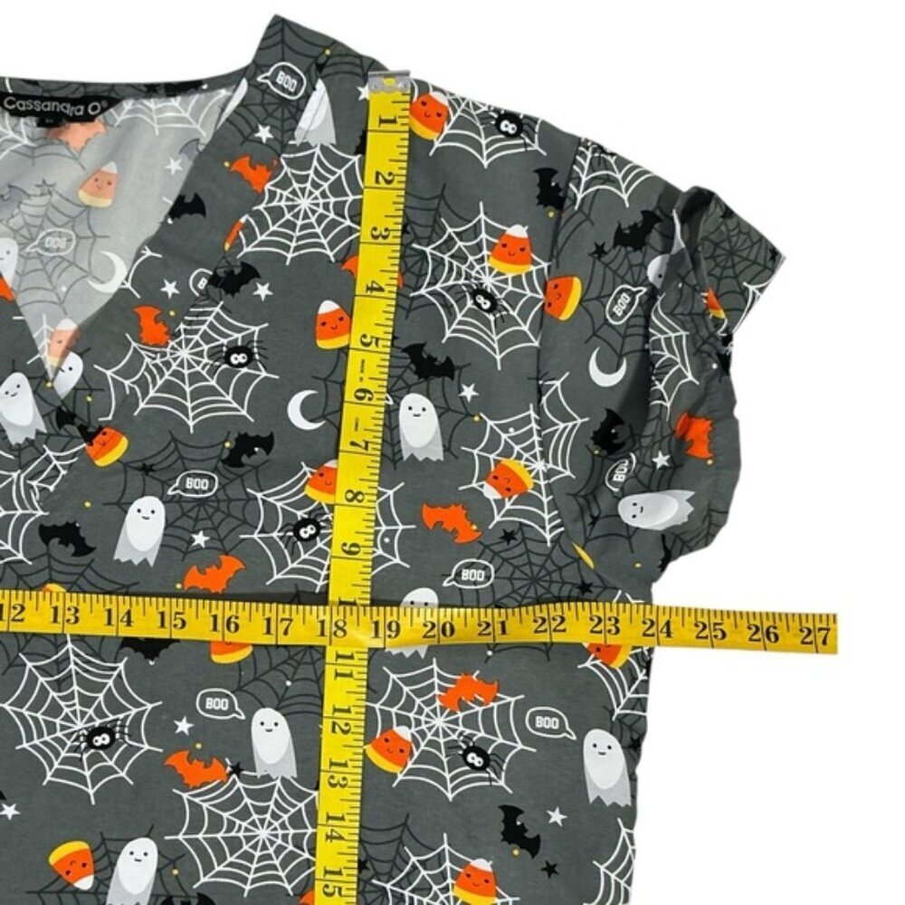 Cassandra O Halloween Theme Scrub Top Pockets Candy Corn Ghosts Gray Multi XL - Picture 8 of 16